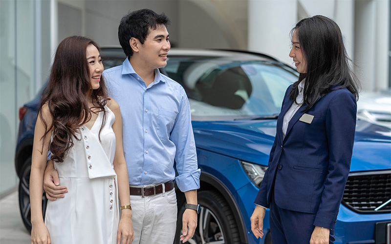 M Motors agent helping couple sell car in Singapore.
